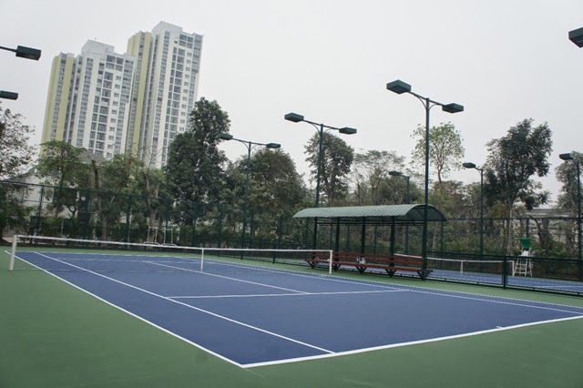 Cư dân Ecopark được hưởng đầy đủ hệ thống tiện ích như sân tennis, bể bơi, phòng tập gym, công viên…